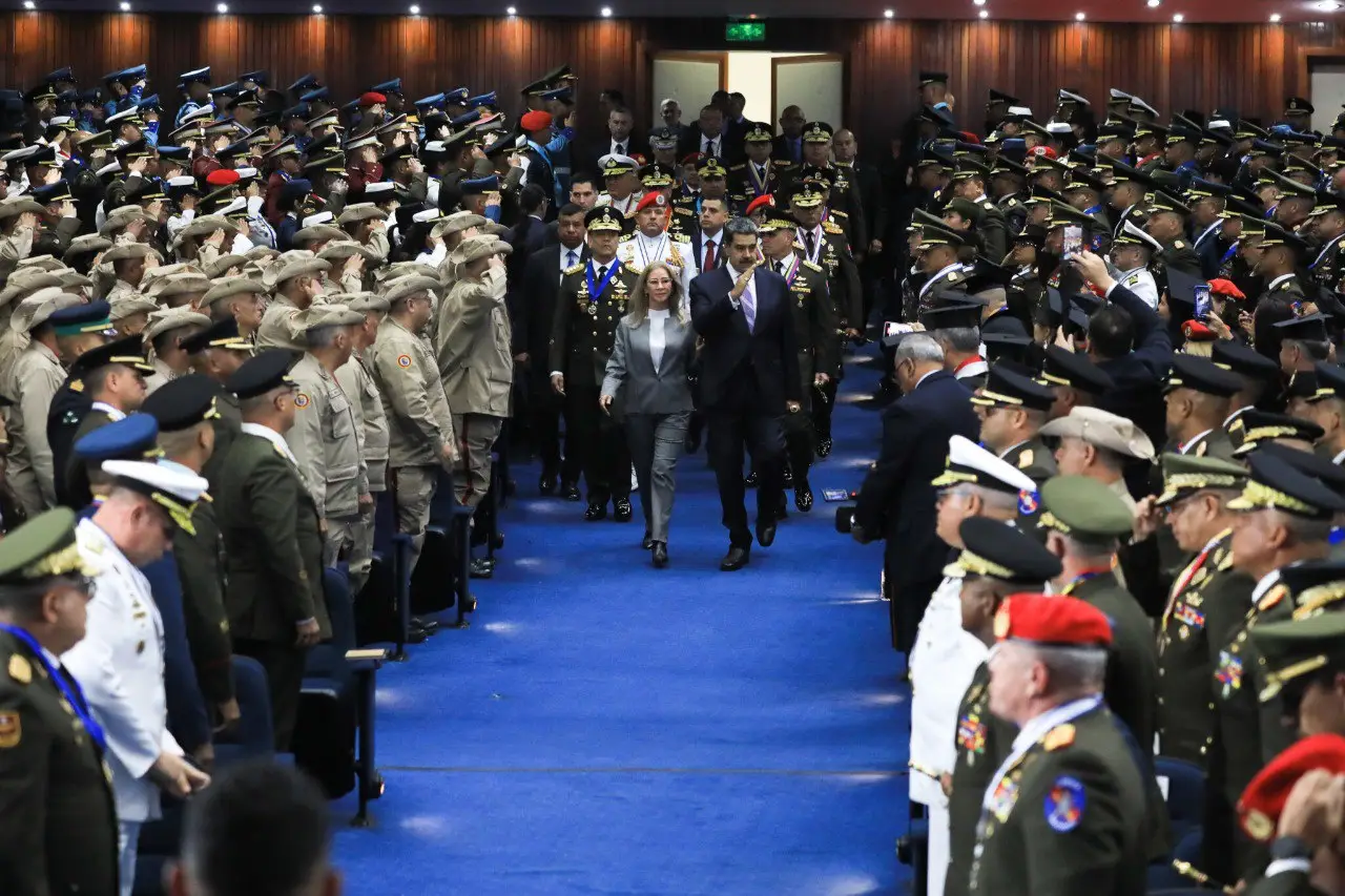 Nicolás Maduro anuncia decreto de conmoción externa en Venezuela junto a altos mandos militares