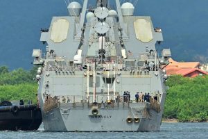 El destructor estadounidense USS Gravely atracado en el puerto de Puerto España, Trinidad y Tobago, durante su visita oficial a la isla en octubre de 2025.