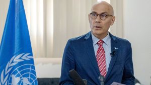 Volker Türk, alto comisionado de la ONU para los Derechos Humanos, habla durante una conferencia de prensa en el aeropuerto Toussaint Louverture de Puerto Príncipe, Haití, el 10 de febrero de 2023.