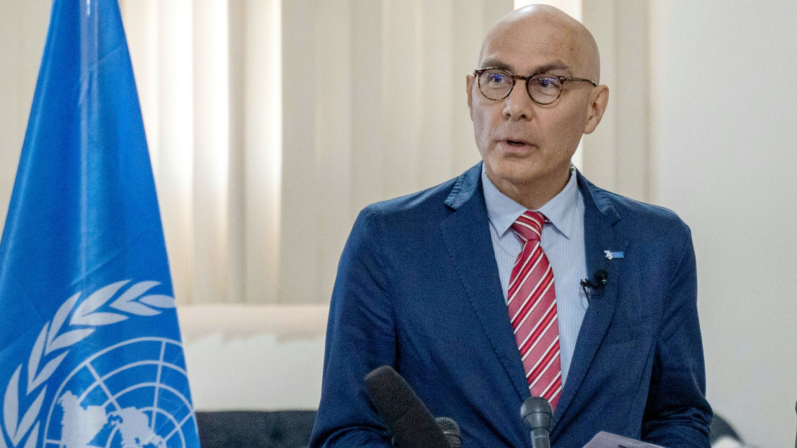 Volker Türk, alto comisionado de la ONU para los Derechos Humanos, habla durante una conferencia de prensa en el aeropuerto Toussaint Louverture de Puerto Príncipe, Haití, el 10 de febrero de 2023.