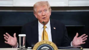 El presidente Donald Trump ofrece declaraciones ante la prensa