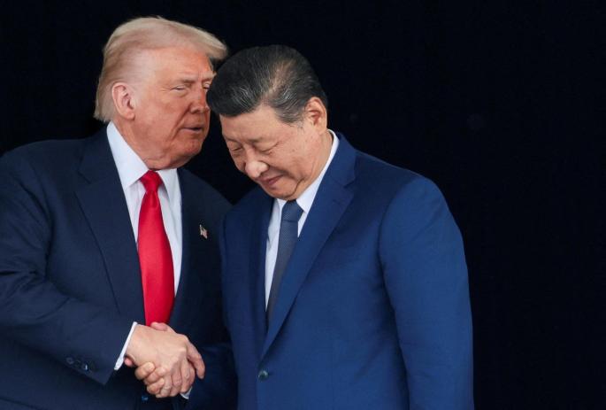 Donald Trump y Xi Jinping conversan tras una reunión bilateral durante la cumbre de la APEC en Busán, Corea del Sur, octubre de 2025.