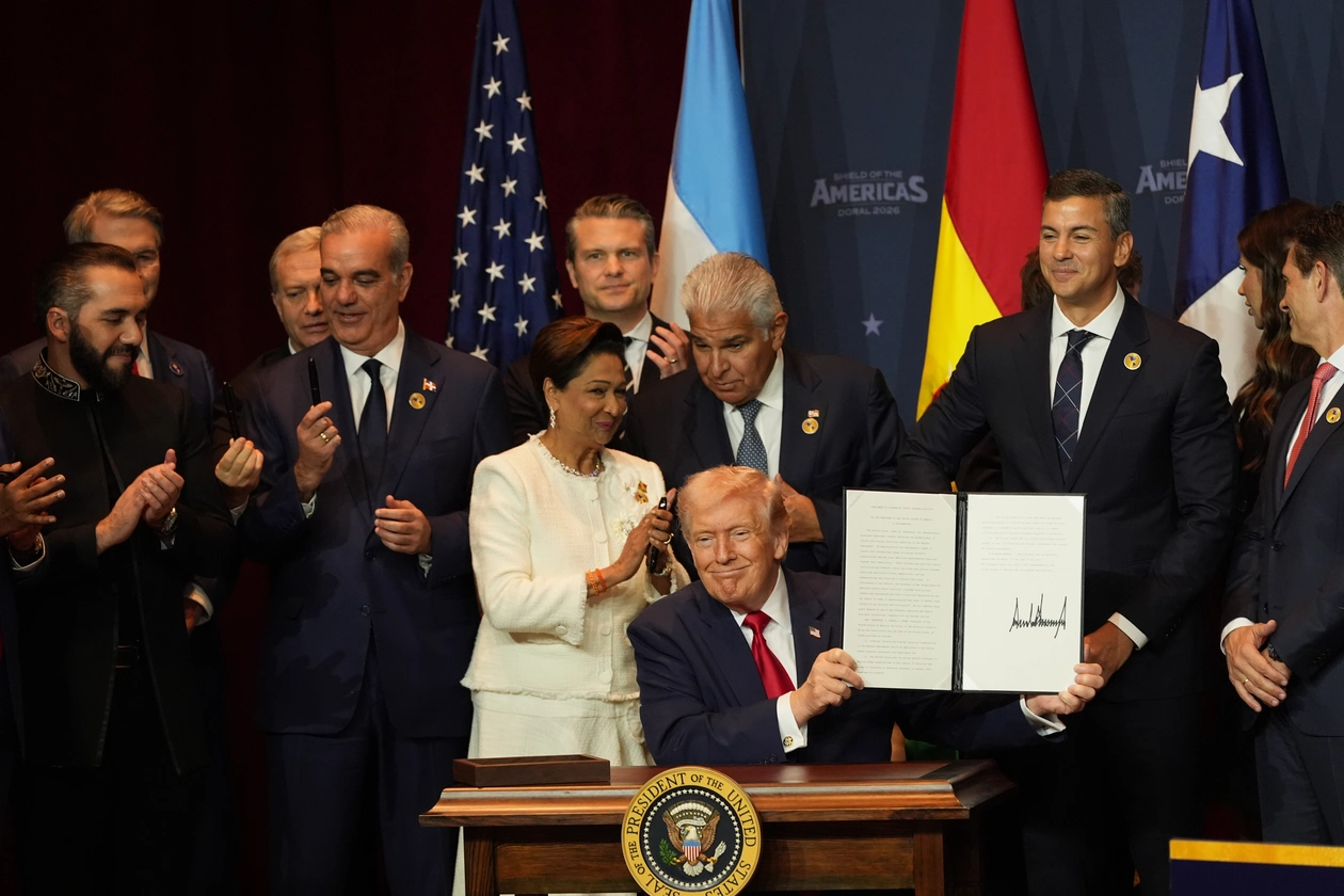El presidente Donald Trump sostiene una proclamación recién firmada comprometiéndose a contrarrestar la actividad criminal de los cárteles en la Cumbre del Escudo de las Américas el 7 de marzo de 2026, en Trump National Doral Miami en Doral, Florida.