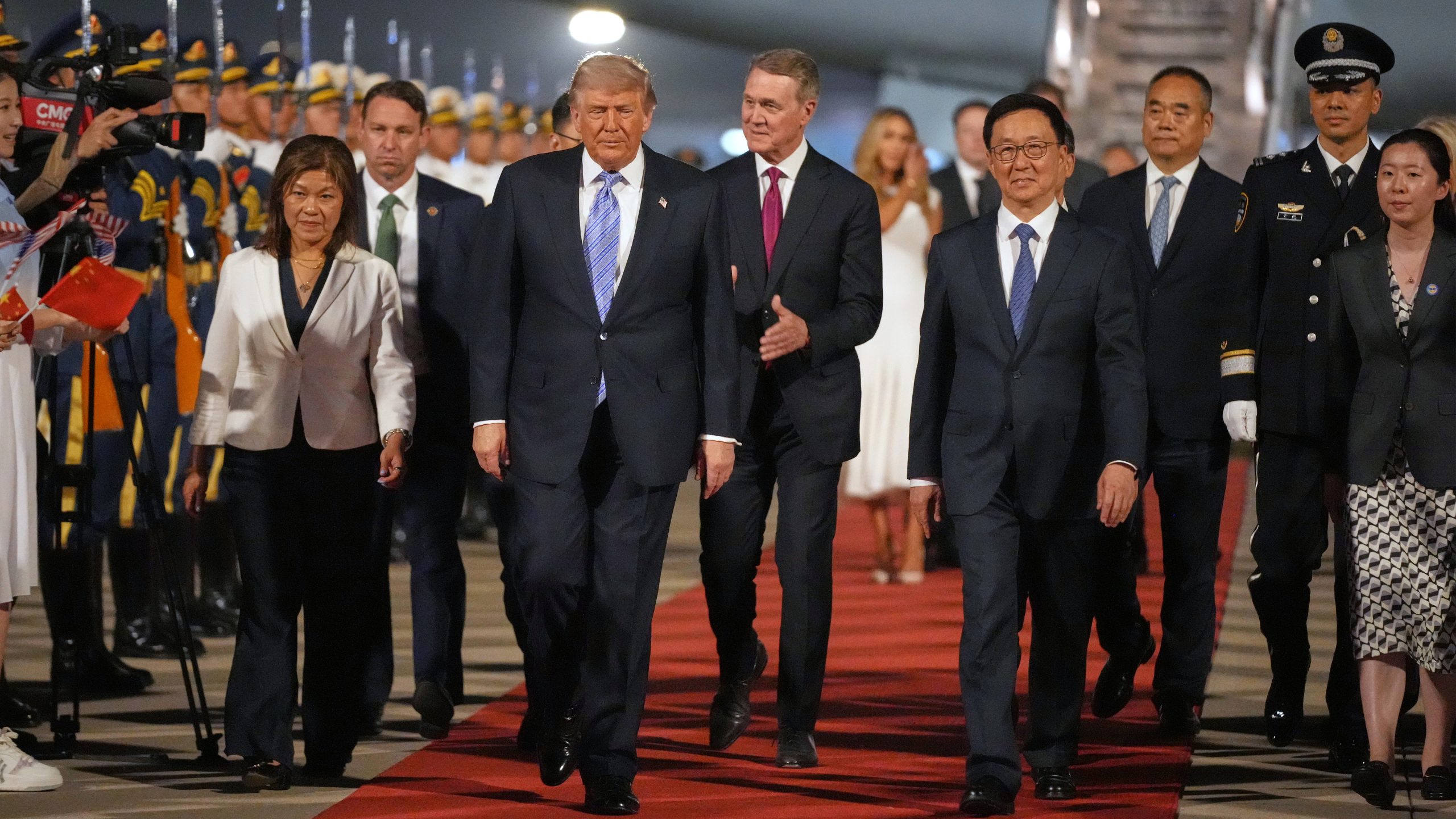 El presidente Donald Trump camina durante una ceremonia de bienvenida tras su llegada en el Air Force One al Aeropuerto Internacional de Beijing Capital.