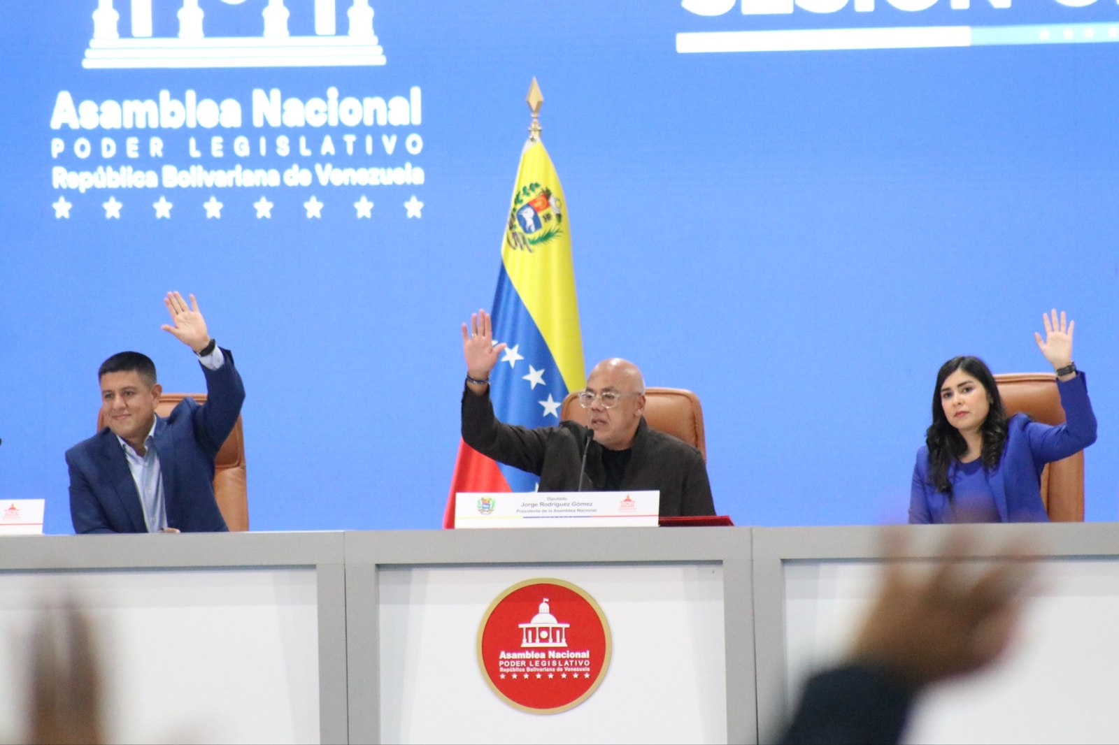 La directiva de la Asamblea Nacional vota la nueva ley de arrendamiento de vivienda; al centro, el presidente del Parlamento, Jorge Rodríguez
